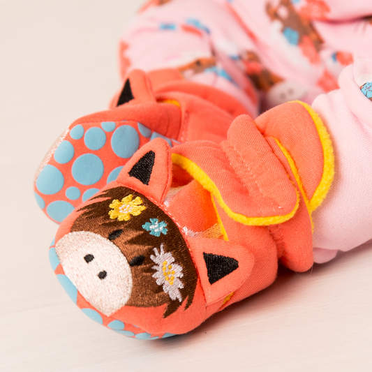 Soft booties in orange and pink with an embroidered highland cow face with flowers. Secure riptape fastening.